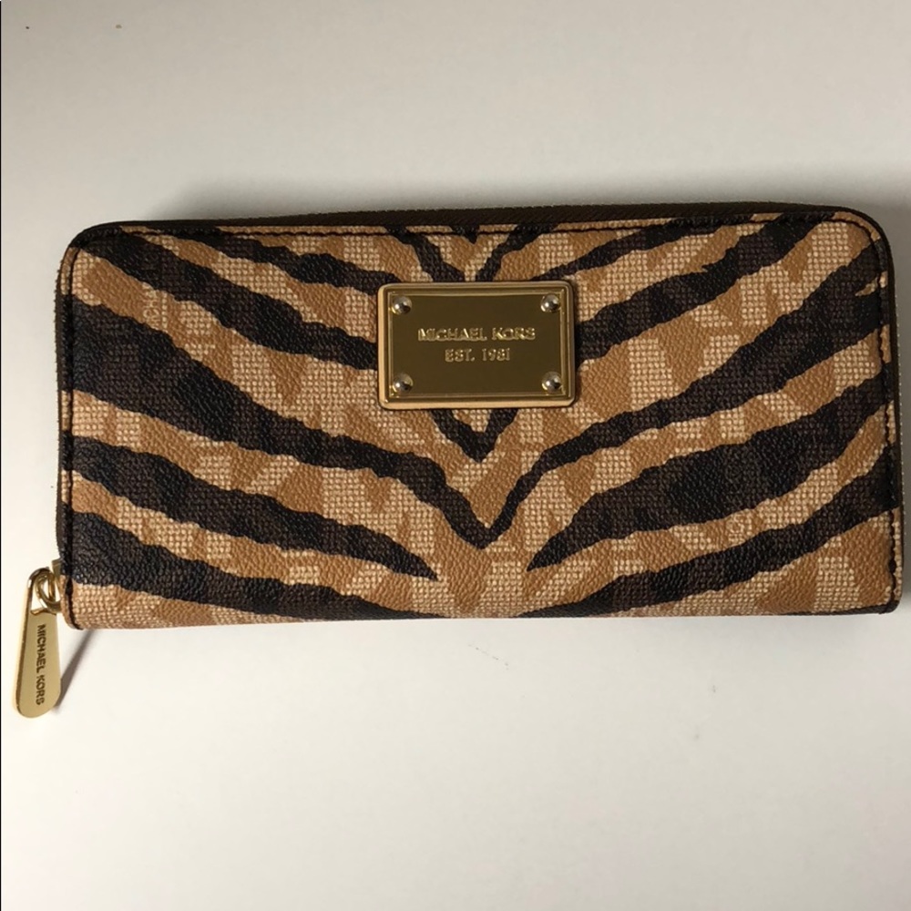 Michael Kors Saffiano Leather wallet PRE-LOVED